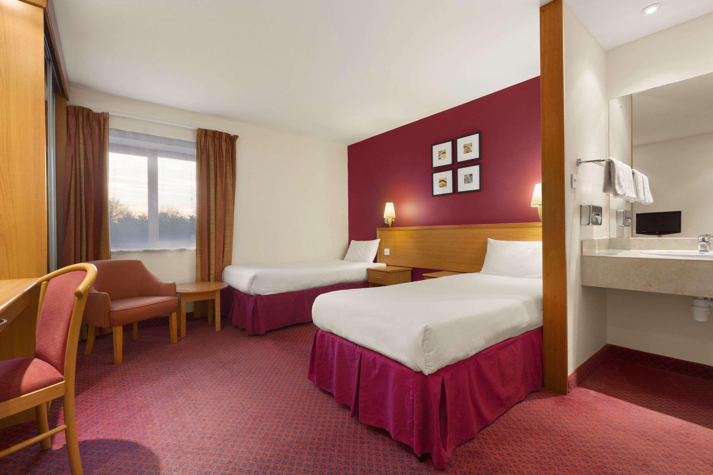 Days Inn Stevenage North Baldock Exterior foto